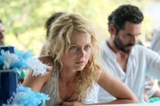 Iris (Isabell Gerschke) macht deutlich, dass sie zu Marco (Tobias Oertel) und an den Amazonas gehört. Iris (Isabell Gerschke) macht deutlich, dass sie zu Marco (Tobias Oertel) und an den Amazonas gehört.