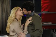 Luca (Manuel Cortez, r.) versucht sich mit Vivian Wellbach (Jessica Boehrs, l.) etwas abzulenken ... Luca (Manuel Cortez, r.) versucht sich mit Vivian Wellbach (Jessica Boehrs, l.) etwas abzulenken ...