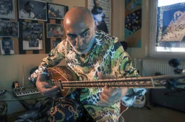 Kosmischer Klangmaestro: Ismet Topcu wirkt ein wenig wie der Sun Ra unter den deutsch-t&uuml;rkischen Musikern.