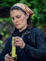 Kayla Johanson schaut auf ein Ma&szlig;band.