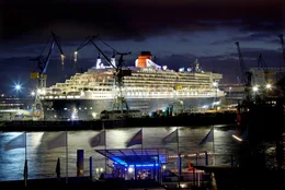Die Queen Mary II im Hafen.