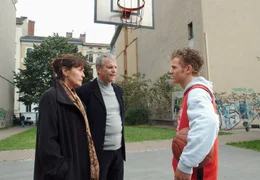 Eva (Thekla Carola Wied) und Kommissar Rixen (Peter Sattmann, Mitte) machen sich Sorgen um den jungen Dennis (Tobias Retzlaff).
