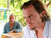 Karl (Walter Kreye) macht deutlich, dass Robert (Felix Klare) sich aus Iris’ neuem Leben als Yara raushalten soll. Karl (Walter Kreye) macht deutlich, dass Robert (Felix Klare) sich aus Iris’ neuem Leben als Yara raushalten soll.