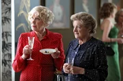 Marjorie Phillpot (Wendy Craig, l) und Miss Marple (Julia McKenzie, r)