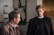 v.l. Geordie Keating (Robson Green) und Sidney Chambers (James Norton)