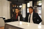 Brennan (Emily Deschanel) und Booth (David Boreanaz) befragen Kollegen und Bekannte der Get&ouml;teten