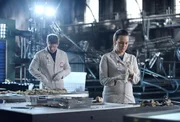 Der Bombenanschlag an das Jeffersoinian hält Wendell Bray (Michael Grant Terry) und Daisy Wick (Carla Gallo) nicht von der Arbeit ab. Im Gegenteil - sie bündeln ihre Kenntnisse, um das Team zu unterstützen und den Täter zu fassen. Der Bombenanschlag an das Jeffersoinian hält Wendell Bray (Michael Grant Terry) und Daisy Wick (Carla Gallo) nicht von der Arbeit ab. Im Gegenteil - sie bündeln ihre Kenntnisse, um das Team zu unterstützen und den Täter zu fassen.