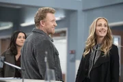Entspannt wie selten, v.li.: Caterina Scorsone als Dr. Amelia Shepherd, Kevin McKidd als Dr. Owen Hunt und Kim Raver als Dr. Teddy Altman Entspannt wie selten, v.li.: Caterina Scorsone als Dr. Amelia Shepherd, Kevin McKidd als Dr. Owen Hunt und Kim Raver als Dr. Teddy Altman