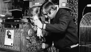 Mit hastigen Griffen räumen Willy Strobel (Dieter Wiken, rechts) und sein Kumpan Heinz Becker (Hans-Ulrich Kinalzik) die Ladenkasse des Tierhändlers aus, den sie gerade niedergeschlagen haben. Mit hastigen Griffen räumen Willy Strobel (Dieter Wiken, rechts) und sein Kumpan Heinz Becker (Hans-Ulrich Kinalzik) die Ladenkasse des Tierhändlers aus, den sie gerade niedergeschlagen haben.