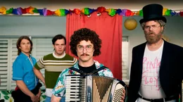 (v.l.n.r.) Steve (Spencer Treat Clark), Bermuda (Tommy O&rsquo;Brien), Weird AI (Daniel Radcliffe), Tiny Tim (Demetri Martin). Fiktionalisierte Filmbiografie &uuml;ber den US-amerikanischen Musiker und Parodisten Weird Al Yankovic.