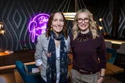 Monika Gruber (r.) und Christine Bronner posieren für ein Foto Monika Gruber (r.) und Christine Bronner posieren für ein Foto