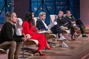 Die "L&ouml;wen" (v.l.) Nils Glagau, Tijen Onaran, Tillman Schulz, Janna Ensthaler und Ralf D&uuml;mmel nehmen das W&uuml;rzmittel von re.garum genau unter die Lupe.