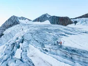 Kameramann Michael Tscholl, Bergf&uuml;hrer Fabian Bacher und Simon Messner auf dem Weg zur hinteren Schw&auml;rze w&auml;hrend Servus TVs "Bergwelten - Das Schnalstal" am Marzellferner in Tirol, &Ouml;sterreich.