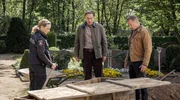 Wagen sich and die &Ouml;ffnung des Sarges: Hannah Wagner (Jana Klinge), Dirk Eilers (Arnd Klawitter, M.), Hauke Jacobs (Hinnerk Sch&ouml;nemann, r.)