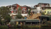 Im letzten Jahrzehnt erobert das Kapital die Stadt. Während von New York aus eine Finanzkrise die Welt in Atem hält, passiert in Berlin zur Überraschung Vieler das Gegenteil. Die Stadt boomt. Endlich. Berlin zieht zur Freude des Regierenden Bürgermeisters Klaus Wowereit, der Berlin eben noch als „arm, aber sexy“ beworben hat, nicht nur Touristen, sondern auch Investoren aus aller Welt an. - Der Holzmarkt an der Stelle der ehemaligen Bar 25. Im letzten Jahrzehnt erobert das Kapital die Stadt. Während von New York aus eine Finanzkrise die Welt in Atem hält, passiert in Berlin zur Überraschung Vieler das Gegenteil. Die Stadt boomt. Endlich. Berlin zieht zur Freude des Regierenden Bürgermeisters Klaus Wowereit, der Berlin eben noch als „arm, aber sexy“ beworben hat, nicht nur Touristen, sondern auch Investoren aus aller Welt an. - Der Holzmarkt an der Stelle der ehemaligen Bar 25.