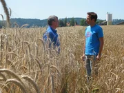 Willi lässt sich von Biobauer Hans den Weizenanbau erklären. Willi lässt sich von Biobauer Hans den Weizenanbau erklären.
