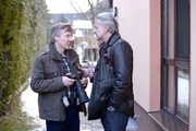 ARD/rbb TATORT: GEGEN DEN KOPF. Der 38-jährige Mark Haessler (Enno Kalisch) wird auf dem U-Bahnsteig Schönleinstraße in Berlin-Kreuzberg tot aufgefunden – offenbar totgeprügelt von zwei flüchtigen Jugendlichen, mit denen er zuvor im Zug aneinander geraten war, weil sie einen gehbehinderten Mann belästigt hatten. Haessler kann reanimiert werden, stirbt dann aber kurze Zeit später im Krankenhaus. Er hinterlässt Frau und Kind. Die Hauptkommissare Till Ritter (Dominic Raacke) und Felix Stark (Boris Aljinovic) versuchen anhand diverser Zeugenaussagen, Mobilfunknetze sowie Verkehrs- und Sicherheitsüberwachungen zu rekonstruieren, was in der Nacht genau geschah. Ritter stellt den Fotojournalisten Olaf Grüneke (Lutz Blochberger) (li.) im Garten der Witwe des Mordopfers zur Rede. ARD/rbb TATORT: GEGEN DEN KOPF. Der 38-jährige Mark Haessler (Enno Kalisch) wird auf dem U-Bahnsteig Schönleinstraße in Berlin-Kreuzberg tot aufgefunden – offenbar totgeprügelt von zwei flüchtigen Jugendlichen, mit denen er zuvor im Zug aneinander geraten war, weil sie einen gehbehinderten Mann belästigt hatten. Haessler kann reanimiert werden, stirbt dann aber kurze Zeit später im Krankenhaus. Er hinterlässt Frau und Kind. Die Hauptkommissare Till Ritter (Dominic Raacke) und Felix Stark (Boris Aljinovic) versuchen anhand diverser Zeugenaussagen, Mobilfunknetze sowie Verkehrs- und Sicherheitsüberwachungen zu rekonstruieren, was in der Nacht genau geschah. Ritter stellt den Fotojournalisten Olaf Grüneke (Lutz Blochberger) (li.) im Garten der Witwe des Mordopfers zur Rede.