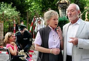 ARD STURM DER LIEBE FOLGE 1626, Geistesgegenwärtig steckt Marlene (Lucy Scherer, l.) den Sonnbichlers (Antje Hagen, 2.v.r., und Sepp Schauer, r.) die Gegenmittelprobe zu, bevor sie von der Polizistin (Komparsin, 2.v.l.) durchsucht wird. ARD STURM DER LIEBE FOLGE 1626, Geistesgegenwärtig steckt Marlene (Lucy Scherer, l.) den Sonnbichlers (Antje Hagen, 2.v.r., und Sepp Schauer, r.) die Gegenmittelprobe zu, bevor sie von der Polizistin (Komparsin, 2.v.l.) durchsucht wird.