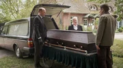 T&ouml;teberg (Stephan A. T&ouml;lle) und Blecky (Regine Hentschel) haben gut zu tun &ndash; ein neuer Friedhofsgast &bdquo;checkt ein&ldquo; &ndash; Friedhofsverwalter Dirk Eilers (Arnd Klawitter) nimmt ihn Empfang