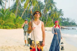 Beim Rundgang &uuml;ber die Insel wettet Cem (Elyas M&rsquo;Barek, Mi.) mit seinem Freund Costa (Arnel Taci, li.), dass er es schafft, mit Lena (Josefine Preu&szlig;) zu schlafen. Seine Schwester Yagmur (Pegah Ferydoni, re.) h&auml;lt nichts von der Wette.