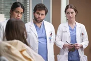 Ärzte, die zuhören können, v.li.: Natalie Morales als Dr. Monica Beltran, Jake Borelli als Dr. Levi Schmitt, Adelaide Kane als Dr. Jules Millin Ärzte, die zuhören können, v.li.: Natalie Morales als Dr. Monica Beltran, Jake Borelli als Dr. Levi Schmitt, Adelaide Kane als Dr. Jules Millin
