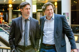 v.li.: Andr&eacute; Chabanais (Benjamin Sadler), Adam Goldberg (Hans-Jochen Wagner)