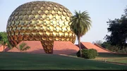 Der Matrimandir, Sanskrit f&uuml;r "Tempel der Mutter", in Form einer immensen goldfarbenen, abgeflachten Kugel mit einem Durchmesser von 36 Metern.