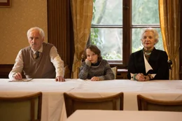 Max Schellinger (G&uuml;nther Maria Halmer, l.), Emil (Claude Heinrich, M.) und Mechthild Singer (Hildegard Schmahl, r.) haben eine Idee, wie sie Maria und der Schule helfen k&ouml;nnen, und hoffen, in der Seniorenresidenz auf Begeisterung zu sto&szlig;en.