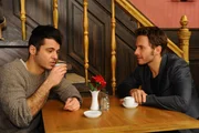 Männergespräche: Maik (Sebastian König, l.) und Enrique (Jacob Weigert, r.) ... Männergespräche: Maik (Sebastian König, l.) und Enrique (Jacob Weigert, r.) ...