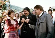 Eine Intrige ihres Vaters Jupp (Alexander Grill, M.) hat das Zimmerm&auml;dchen Resi (Andrea Wicke) mit dem sch&uuml;chternen Hias (Hias Mayer, re.) zusammengebracht.