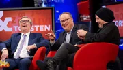 "Sch&ouml;ne Frauen" dominieren die erste Route durch sechs Jahrzehnte. v.l.n.r. J&uuml;rgen Beckers, Oliver Welke und Torsten Str&auml;ter sehen fern.