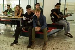 In der Pause h&auml;ngen Stella (Ella Morgen, 2.v.l.), Bongo (Mohamed Issa, 3.v.l.), Finn (Ludwig Simon, 3.v.r.) und Charlie (Jamica Blackett, 2.v.r.) in der Schulkantine ab und erwarten die R&uuml;ckkehr von "Tr&ouml;te". Weitere Sch&uuml;ler (Komparsen) sind im Hintergrund zu sehen.