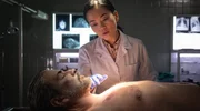 Olivia Codina (Yvonne Yung Hee Bormann, oben) untersucht die Leiche von Ernesto Quintana (Daniel Sellier, unten).