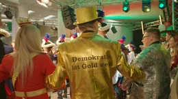 &bdquo;Demokratie ist Gold wert&ldquo; steht auf dem Anzug mit dem Landtagspr&auml;sident Andr&eacute; Kuper im Karneval die Prinzenpaare empf&auml;ngt.