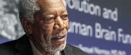 Prof. Norman (Morgan Freeman).