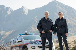 Die Dorfpolizisten Georg Treichel (Peter Raffalt) und Martina Schober (Jutta Fastian) erreichen den Tatort.