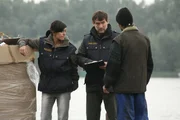 Caro Geiger (Doris Golpashin, l.) und ihr Kollege Oliver Sterkl (Wolfgang Zechmayer, M.) durchsuchen einen Schiffer. Caro Geiger (Doris Golpashin, l.) und ihr Kollege Oliver Sterkl (Wolfgang Zechmayer, M.) durchsuchen einen Schiffer.