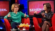 "Sch&ouml;ne Frauen" dominieren die erste Route durch sechs Jahrzehnte. v.l.n.r. Bettina B&ouml;ttinger und Bianca Hauda sehen fern.