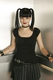 (2. Staffel) - Abby (Pauley Perrette) ist die Laborantin des NAVY CIS Teams. Sie ist eine begabte, wunderschöne Wissenschaftlerin, die sich etwas eigenartig kleidet und ihren schwarzen Humor voll auslebt. Aber ihren Job nimmt sie sehr ernst ... (2. Staffel) - Abby (Pauley Perrette) ist die Laborantin des NAVY CIS Teams. Sie ist eine begabte, wunderschöne Wissenschaftlerin, die sich etwas eigenartig kleidet und ihren schwarzen Humor voll auslebt. Aber ihren Job nimmt sie sehr ernst ...