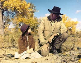 Clay (Gregory Peck, r.) hat noch ein weiteres Problem: Er muss sich um Decky (Dawn Lyn, l.) k&uuml;mmern, der kleinen Tochter einer Freundin ...