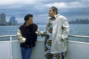 Mike (Michael J. Fox, l.) und Paul (Richard Kind, r.) machen sich auf die Suche nach dem verschwundenen Fackeltr&auml;ger.