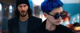 L-R: Neo / Thomas Anderson (Keanu Reeves) und Bugs (Jessica Henwick)