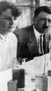 Adolf Hitler (1889-1945) mit seiner Nichte Angela (Geli) Raubal am Kaffeetisch Adolf Hitler (1889-1945) mit seiner Nichte Angela (Geli) Raubal am Kaffeetisch