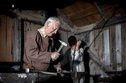 Museumsleiter Michael Dapper (li.) in der Schmiede des Freilichtmuseums K&ouml;nigspfalz Tilleda