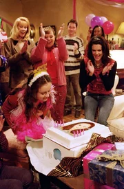 Sookie (Melissa McCarthy, hinten 2.v.l.) und Lorelai (Lauren Graham, r.) planen eine schöne Geburtstagsparty für Rory (Alexis Bledel, vorne l.), zu der auch wirklich Rorys Freunde eingeladen werden. Wird es Rory gelingen einen Weg zu finden, zu dieser Party zu gehen, ohne damit ihre Großeltern zu kränken?; Sookie (Melissa McCarthy, hinten 2.v.l.) und Lorelai (Lauren Graham, r.) planen eine schöne Geburtstagsparty für Rory (Alexis Bledel, vorne l.), zu der auch wirklich Rorys Freunde eingeladen werden. Wird es Rory gelingen einen Weg zu finden, zu dieser Party zu gehen, ohne damit ihre Großeltern zu kränken? Sookie (Melissa McCarthy, hinten 2.v.l.) und Lorelai (Lauren Graham, r.) planen eine schöne Geburtstagsparty für Rory (Alexis Bledel, vorne l.), zu der auch wirklich Rorys Freunde eingeladen werden. Wird es Rory gelingen einen Weg zu finden, zu dieser Party zu gehen, ohne damit ihre Großeltern zu kränken?; Sookie (Melissa McCarthy, hinten 2.v.l.) und Lorelai (Lauren Graham, r.) planen eine schöne Geburtstagsparty für Rory (Alexis Bledel, vorne l.), zu der auch wirklich Rorys Freunde eingeladen werden. Wird es Rory gelingen einen Weg zu finden, zu dieser Party zu gehen, ohne damit ihre Großeltern zu kränken?