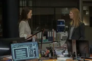 Jenna Bragg (Andrea Deck, l.); Carrie Mathison (Claire Danes, r.)