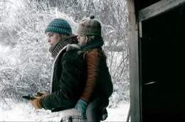 Wiebke (Nina Hoss) hat Raya (Katerina Lipovska) adoptiert und bem&uuml;ht sich, mit sehr viel Zuwendung und Liebe die Empfindungsf&auml;higkeit des M&auml;dchens zu wecken.