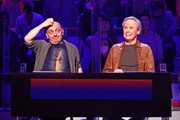 Rateteam-Kapit&auml;n Bernhard Ho&euml;cker und der S&auml;nger Peter Kraus suchen die richtigen Antworten auf knifflige Fragen.