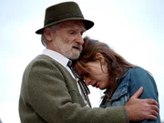 Nachdem Stephanie Hochlehner (Petra Staduan) erfahren hat, dass ihr Vater Matthias ein Mörder ist, sucht sie Trost bei Hubert Bernsteiner (Peter Mitterrutzner). Nachdem Stephanie Hochlehner (Petra Staduan) erfahren hat, dass ihr Vater Matthias ein Mörder ist, sucht sie Trost bei Hubert Bernsteiner (Peter Mitterrutzner).