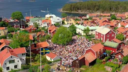 Ein Treffpunkt f&uuml;r Segler und Touristen - die Insel Sandhamn an Mittsommerabend.
